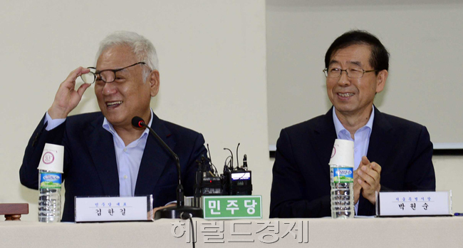 김한길(국회의원/민주당당대표),박원순(광역단체장/변호사/서울특별시시장)
김한길 민주당 대표와 박원순 서울시장, 민주당 최고위원들이 24일 서울 성북구 석관동 주민센터를 찾아 시내 아파트관리비의 부정관리 실태를 점검하고 대책을 찾기 위한 민생현장 최고위원회를 개최하고 있다