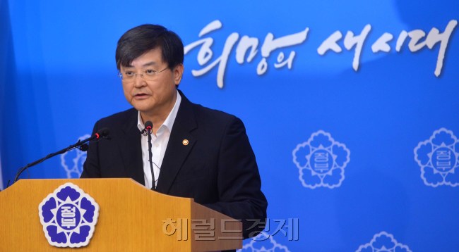 서승환 국토교통부장관이 24일 오전 세종로 정부청사 별관에서 4·1부동산대책 세부실행방안 브리핑을 하고 있다.<br />이상섭 기자. babtong@heraldcorp.com 2013.07.24
정부가 24일 발표한 4ㆍ1 대책 후속조치의 핵심은 수도권 주택 공급을 줄여 시장을 회복시키는 발판을 마련하겠다는 것이다. 보금자리주택과 신도시 지구의 청약을 연기해 수급 불균형을 해소하겠다는 것이다. 서승환 국토교통부장관이 24일 오전 세종로 정부청사에서 4·1부동산대책 세부실행방안 브리핑을 하고 있다. 이상섭 기자/babtong@