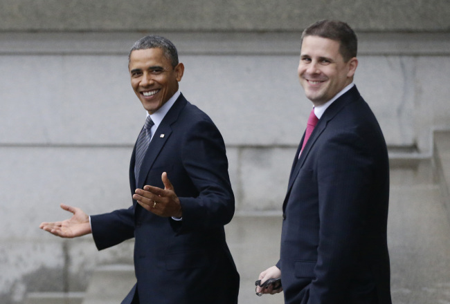 버락오바마(BarackObama/정치인/미국대통령)
President Barack Obama and senior adviser Dan Pfeiffer react to a reporter’s question in Washington.   AP-Yonhap News