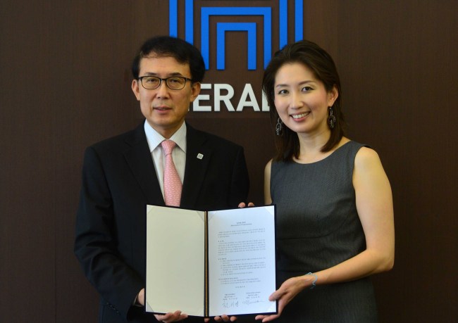 Chon Shi-yong (left), managing editor of The Korea Herald, and Yvonne Yoon-Hee Kim, executive director of the Asia Society Korea Center, pose after signing a memorandum of understanding to hold a monthly joint forum from September in a ceremony at Herald Corp. in Seoul on Wednesday. Lee Sang-sub/The Korea Herald