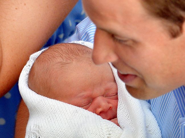 윌리엄윈저(WilliamWindsor/왕가)
Prince William, the Duke of Cambridge, holds his newborn baby boy in front of the world’s media outside the Lindo Wing of St. Mary’s Hospital in London on Tuesday. AFP-Yonhap News
