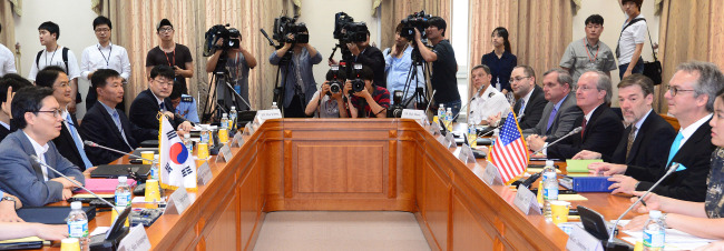 South Korean and U.S. officials hold their second round of negotiations over the sharing of the cost of maintaining 28,500 American troops on the peninsula at the Foreign Ministry building in Seoul, Wednesday. Among them are Seoul’s chief negotiator Hwang Joon-kook (left) and his U.S. counterpart Eric John (right).   Yonhap News