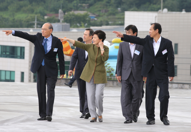 박근혜(대통령/대한민국대통령)
President Park Geun-hye (center) surveys the site where Legoland Korea is expected to open in 2016 during her visit to Chuncheon, Gangwon Province, Wednesday.   Yonhap News