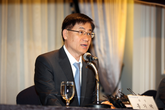 KDB chairman Hong Ky-ttack speaks in a news conference in Seoul on Wednesday.   KDB