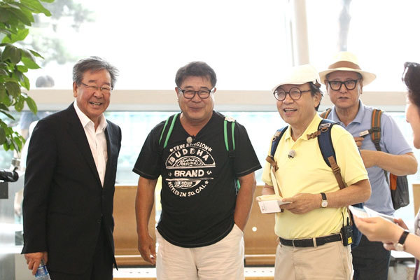 최불암(최영한/탤런트/영화배우),백일섭(탤런트/영화배우),신구(신순기/탤런트/영화배우),박근형(탤런트/영화배우)
최불암은 24일 오전 tvN ‘꽃보다 할배’ 2탄 촬영을 위해 대만으로 떠나는 신구, 박근형, 백일섭을 배웅하기 위해 인천공항을 찾았다.