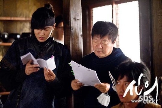 이민호(탤런트/영화배우),김종학(전PD/영화감독)
한국연기자노동조합의 문제갑 의장은 “김종학 PD 역시 잘못된 외주제작시스템의 가해자이자 피해자”라며 “기라성 같은 스타감독이었지만 그 역시 외주제작 시스템에 대한 이해는 부족했다“고 말했다. 한국 드라마사를 새로 쓴 거장 김종학 PD의 죽음 이후 드라마 제작환경을 둘러싼 ‘불편한 진실’들이 다시 고개를 내밀었다.