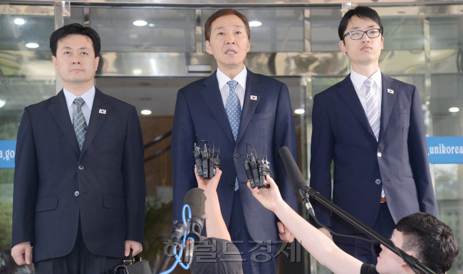 개성공단 정상화 방안을 논의하기 위한 남북 당국 간 6차 회담이 열리는 25일 오전 김기웅 통일부 남북협력지구지원단장을 수석대표로 하는 우리측 대표단이 서울 삼청동 남북회담본부에서 떠나기 앞서 기자회견을 하고 있다./안훈기자 rosedale@ 2013.07.25
개성공단 정상화 방안을 논의하기 위한 남북 당국 간 6차 회담이 열리는 25일 오전 김기웅 통일부 남북협력지구지원단장을 수석대표로 하는 우리측 대표단이 서울 삼청동 남북회담본부에서 떠나기 앞서 기자회견을 하고 있다./안훈기자 rosedale@ 2013.07.25
개성공단 정상화 방안을 논의하기 위한 남북 당국 간 6차 회담이 열리는 25일 오전 김기웅 통일부 남북협력지구지원단장을 수석대표로 하는 우리 측 대표단이 서울 삼청동 남북회담본부를 나서고 있다. 안훈 기자/rosedale@