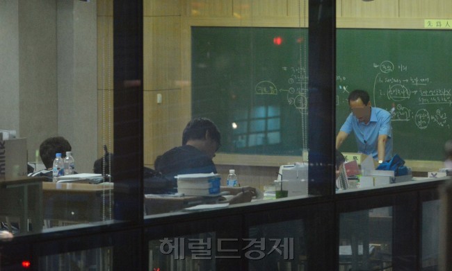 노량진고시원.<br />이상섭 기자. babtong@heraldcorp.com 2013.07.24
노량진고시원.
이상섭 기자. babtong@heraldcorp.com 2013.07.24
노량진고시원.
이상섭 기자. babtong@heraldcorp.com 2013.07.24