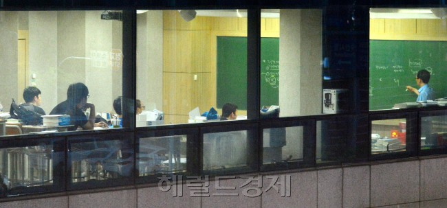 노량진고시원.<br />이상섭 기자. babtong@heraldcorp.com 2013.07.24
노량진고시원.
이상섭 기자. babtong@heraldcorp.com 2013.07.24
노량진고시원.
이상섭 기자. babtong@heraldcorp.com 2013.07.24
올해 9급 공무원 공채시험에 무려 20만4698명이 응시하며 74.8 대 1의 경쟁률을 기록했다. 이는 지난 1949년 공무원 시험이 시작된 이래 가장 많은 수험생이 몰린 것. 24일 밤, ‘인생의 시험’을 앞둔 수험생들이 밤도 무더위도 잊은 채 시험 공부에 몰두하고 있다. 이상섭 기자/babtong@heraldcorp.com