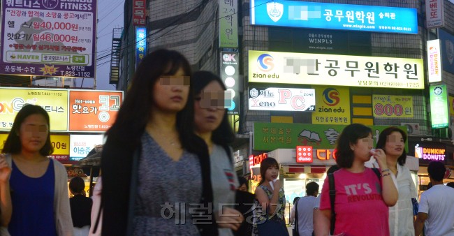 노량진고시원.<br />이상섭 기자. babtong@heraldcorp.com 2013.07.24
노량진고시원.
이상섭 기자. babtong@heraldcorp.com 2013.07.24
노량진고시원.
이상섭 기자. babtong@heraldcorp.com 2013.07.24