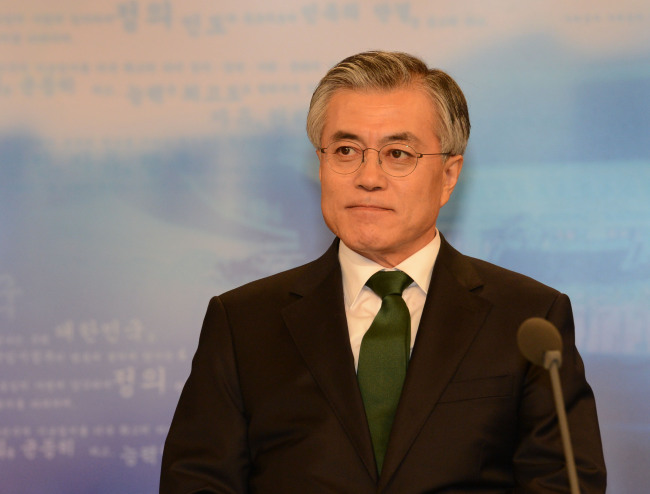 문재인(국회의원/사회기관단체인/혁신과통합상임대표)
민주당 문재인 의원이 2007년 남북정상회담 대화록 실종 사태에 대한 성명발표 하루만에 다시 입을 열었다.