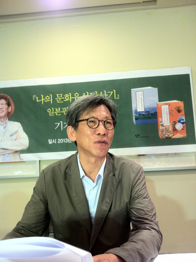 유홍준(교수/미술평론가/명지대학교교수/이응노생가기념관운영위원장)
밀리언셀러 ‘나의 문화유산답사기’ 일본편을 펴낸 유홍준<사진> 명지대 교수는 24일 정동에서 출간 기자간담회를 갖고, “누군가는 쌍방에서 날아오는 독화살을 장풍으로 날려버리면서 당당히 맞서지 않고서는 한일 고대사의 유대를 성공적으로 복원할 수 없다”는 마음에서 책을 펴냈다고 말했다.
