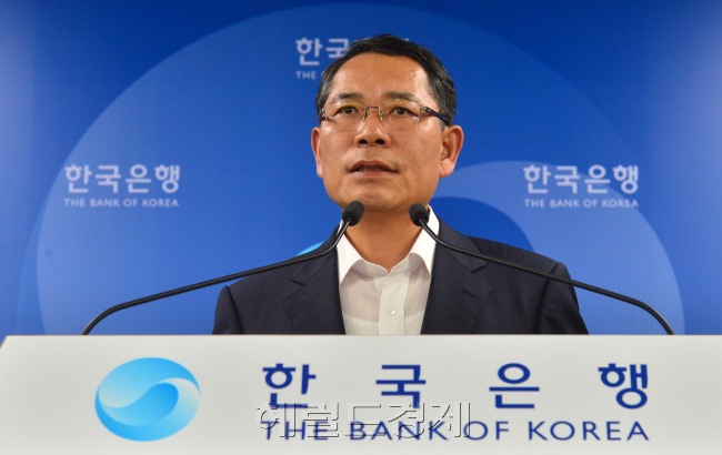 25일 오전 한국은행 본점 브리핑실에서 정영택 국민계정부장이 2013 2분기 실질GDP에 대해 설명을 하고 있다.<br />이상섭 기자. babtong@heraldcorp.com 2013.07.25
25일 오전 한국은행 본점 브리핑실에서 정영택 국민계정부장이 2013 2분기 실질GDP에 대해 설명을 하고 있다.
이상섭 기자. babtong@heraldcorp.com 2013.07.25
25일 오전 한국은행 본점 브리핑실에서 정영택 국민계정부장이 2013 2분기 실질GDP에 대해 설명을 하고 있다.
이상섭 기자. babtong@heraldcorp.com 2013.07.25