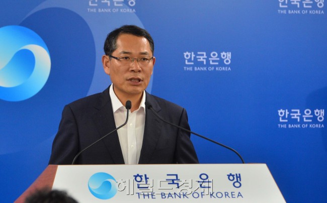 25일 오전 한국은행 본점 브리핑실에서 정영택 국민계정부장이 2013 2분기 실질GDP에 대해 설명을 하고 있다.<br />이상섭 기자. babtong@heraldcorp.com 2013.07.25
25일 오전 한국은행 본점 브리핑실에서 정영택 국민계정부장이 2013 2분기 실질GDP에 대해 설명을 하고 있다.
이상섭 기자. babtong@heraldcorp.com 2013.07.25
25일 오전 한국은행 본점 브리핑실에서 정영택 국민계정부장이 2013 2분기 실질GDP에 대해 설명을 하고 있다.
이상섭 기자. babtong@heraldcorp.com 2013.07.25