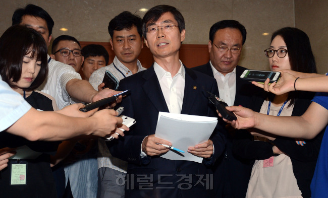 25일 오전 서울 여의도 국회 정론관에서 그동안 문재인 의원을 강하게 비판해왔던 민주당 조경태 최고위원이 기자회견을 열고 문재인 의원의 책임론을 강하게 주장하고 있다./안훈기자 rosedale@ 2013.07.25
25일 오전 서울 여의도 국회 정론관에서 그동안 문재인 의원을 강하게 비판해왔던 민주당 조경태 최고위원이 기자회견을 열고 문재인 의원의 책임론을 강하게 주장하고 있다./안훈기자 rosedale@ 2013.07.25
조경태 민주당 최고위원이 25일 국회 정론관에서 기자회견을 자청, 문재인 의원에 대해 “무책임하고 비겁하다”면서 사실상의 정계 은퇴를 촉구했다. 또 김한길 대표에 대해서도 “계파 들러리를 그만 하라”며 비판했다. 안훈 기자/rosedale@heraldcorp.com