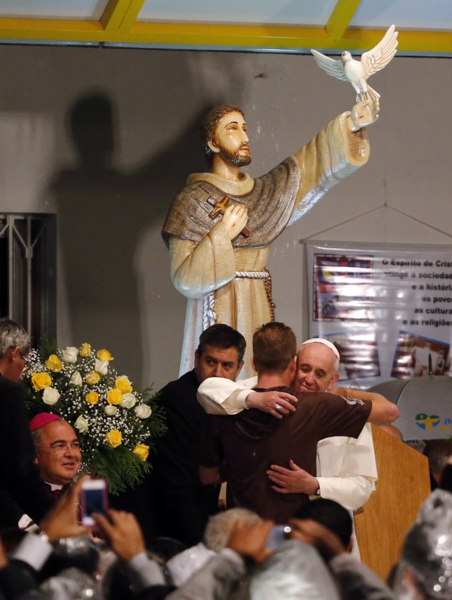 <YONHAP PHOTO-0372> Pope Francis embraces a youth during a visit at the St. Francis of Assisi of the Providence of God Hospital, in Rio de Janeiro, Brazil, Wednesday, July 24, 2013. In a speech during a visit to the the hospital, where the Franciscans look after alcohol and drug addicts, the pontiff called drug trafficking a "scourge," saying that it "favors violence and sows the seeds of suffering and death." (AP Photo/Jorge Saenz)/2013-07-25 08:38:32/ <저작권자 ⓒ 1980-2013 ㈜연합뉴스. 무단 전재 재배포 금지.>
Pope Francis embraces a youth during a visit to the St. Francis of Assisi of the Providence of God Hospital in Rio de Janeiro on Wednesday.
AP-Yonhap News
