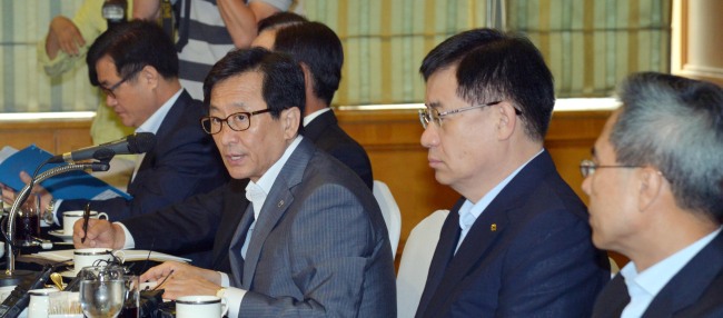 FSS Gov. Choi Soo-hyun (center) speaks in a meeting with chiefs from the nation’s major financial groups in Seoul on Thursday.   Kim Myung-sub/The Korea Herald