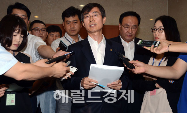조경태(국회의원/민주당최고위원)
조경태 민주당 최고위원이 문재인 의원과 김한길 대표에게 직격탄을 날렸다. 문 의원은 무책임하고 비겁하며, 김 대표는 계파 들러리를 그만 하라는 초강력 발언이다.