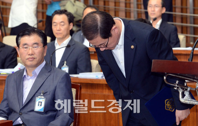 이성한(경찰공무원/경찰청청장)
국회에서 열리는 국정원 댓글사건 국정조사 이틀째인 25일 오전 경찰청 기관보고를 위해 출석한 이성한 경찰청장이 증인선서를 하기 전 고개숙여 인사를 하고 있다.