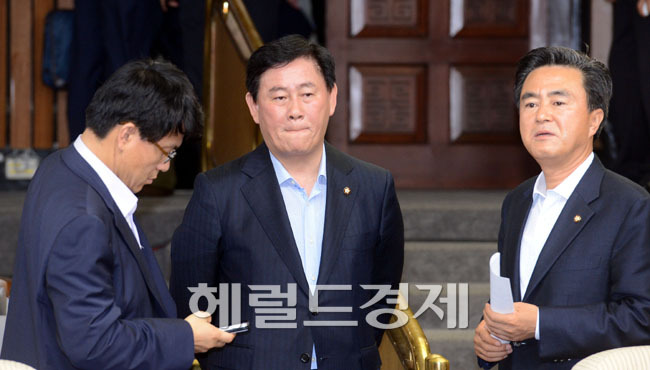 최경환(국회의원/전정무직공무원/새누리당원내대표/한국여자농구연맹총재)
국회에서 열리는 국정원 댓글사건 국정조사 이틀째인 25일 오전 국정조사장을 찾은 최경환(가운데) 새누리당 원내대표가 심각한 표정으로 회의를 지켜보고 있다.