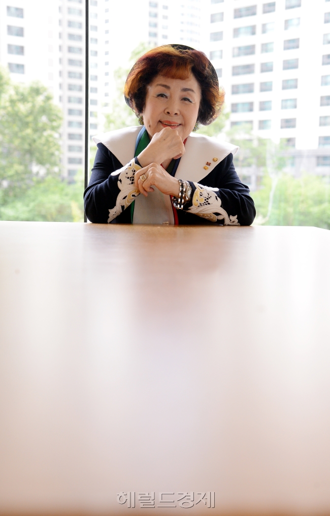 김경오(사회기관단체인/전공군/대한민국항공회명예총재)
소녀는 하늘을 날고 싶었다. ‘공군 입대’라는 운명이 이끈 길목에 섰지만 도저히 깨뜨릴 수 없을 것 같은 ‘금녀의 벽’이 두텁게 버티고 있었다. 파일럿이 되겠다는 목표는 “여성이라서 안 된다”, “여성이라서 못한다”, “할 만큼 했으니 이쯤에서 그만둬라” 등의 수없는 말 앞에서 흔들릴 법도 했지만 소녀는 포기할 줄 몰랐다. 1934년생. 올해 팔순을 맞은 김경오(79ㆍ여) 대한민국항공회 명예총재의 10대는 이렇게 당돌했고 도전적이었다.
