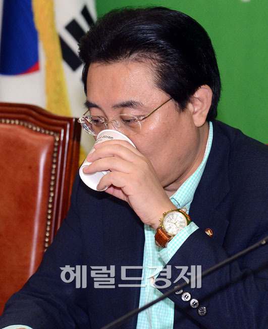 전병헌(국회의원/정당인/민주당원내대표)
25일 오전 서울 여의도 국회에서 열린 민주당 고위정책회의에서 전병헌 원내대표가 모두발언을 마친 후 물을 마시고 있다.