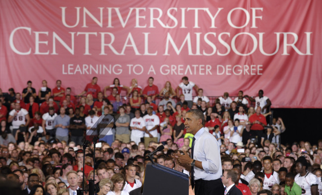 <YONHAP PHOTO-0343> President Barack Obama speaks at the University of Central Missouri in Warrensburg, Mo., Wednesday, July 24, 2013. Obama hit the road to deliver remarks in Illinois and Missouri kicking off a series of speeches that lay out his vision for rebuilding the economy. (AP Photo/Susan Walsh)/2013-07-25 08:07:18/ <저작권자 ⓒ 1980-2013 ㈜연합뉴스. 무단 전재 재배포 금지.>
President Barack Obama speaks at the University of Central Missouri in Warrensburg, Missouri, Wednesday.    AP-Yonhap News