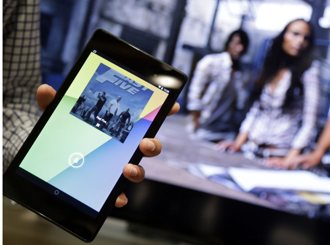 <YONHAP PHOTO-0282> The new Nexus 7 tablet, left, works in conjuction with the Chromecast device to control a television during a Google event on Wednesday, July 24, 2013, in San Francisco. (AP Photo/Marcio Jose Sanchez)/2013-07-25 07:15:23/ <저작권자 ⓒ 1980-2013 ㈜연합뉴스. 무단 전재 재배포 금지.>
The new Nexus 7 tablet works in conjunction with the Chromecast device to control a television during a Google event in San Francisco on Wednesday.   AP-Yonhap News
