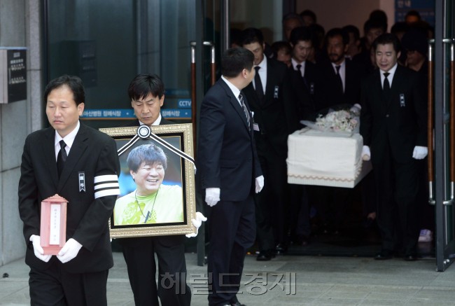 김종학(전PD/영화감독)
고(故) 김종학 PD의 발인이 25일 오전 서울 송파구 풍납동 아산병원 장례식장에서 엄수된 가운데 유족들이 운구를 하고 있다. 김 PD는 지난 23일 오전 경기 성남시 분당구 야탑동의 한 고시텔에서 숨진 채 발견됐으며, 발견된 유서에는 ‘가족에게 미안하다’는 내용이 적힌 것으로 알려졌다. 경찰은 김 PD의 사인을 자살로 결론 냈다.