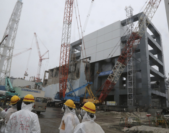 In this June 12, 2013 file photo, the steel structure for the use of the spent fuel removal from the cooling pool is seen at the Unit 4 of the Fukushima Dai-ichi nuclear plant at Okuma in Fukushima prefecture, Japan. (AP-Yonhap News)