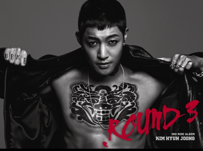 김현중(가수/탤런트/SS501)
김현중(27)이라는 가수를 만났다. TV 화면에서 보여진 것보다 얼굴은 훨씬 작았고, 단단해 보였다. 그리고 멋있었다. 남자로서 남자의 외모를 자꾸 바라보게 만드는 건 드문 일인데, 김현중에게는 그런 묘한 매력 같은 게 있었다.