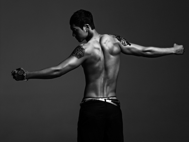 김현중(가수/탤런트/SS501)
김현중(27)이라는 가수를 만났다. TV 화면에서 보여진 것보다 얼굴은 훨씬 작았고, 단단해 보였다. 그리고 멋있었다. 남자로서 남자의 외모를 자꾸 바라보게 만드는 건 드문 일인데, 김현중에게는 그런 묘한 매력 같은 게 있었다.
