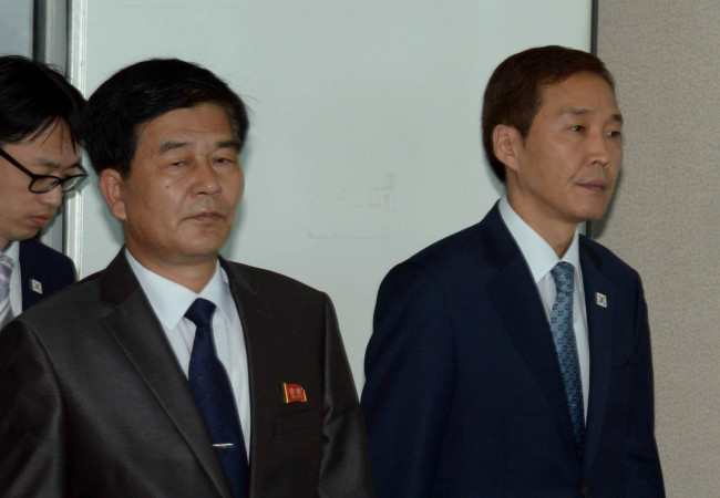 제6차 개성공단 남북당국실무회담이 25일 개성공단 종합지원센터 회의실에서 열렸다. 남측 수석대표인 김기웅(오른쪽) 남북협력지구지원단장과 북측 수석대표인 박철수 중앙특구개발지도총국 부총국장이 회담장 안으로 들어서고 있다./개성=사진공동취재단 국민일보 이병주 기자