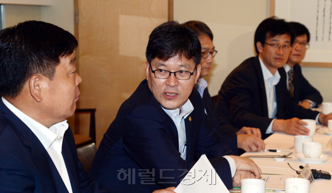 26일 오전 서울 중구 달개비 카페에서 여인홍 농림축산식품부 차관 주재로 장마철 농산물 수급안정 및 직거래 활성화를 위한 민관 합동 간담회가 열리고 있다.여인홍 농림축산식품부 차관이 인사말을 하고 있다./안훈기자 rosedale@ 2013.07.26
26일 오전 서울 중구 달개비 카페에서 여인홍 농림축산식품부 차관 주재로 장마철 농산물 수급안정 및 직거래 활성화를 위한 민관 합동 간담회가 열리고 있다.여인홍 농림축산식품부 차관이 인사말을 하고 있다./안훈기자 rosedale@ 2013.07.26