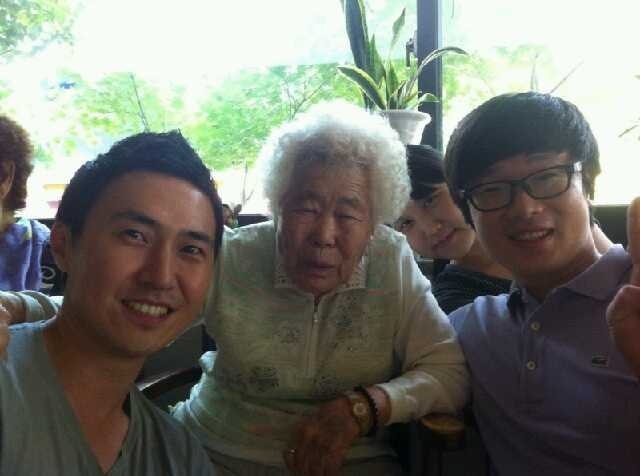 광주 나눔의 집을 찾은 엄상준(왼쪽) 검사와 김세현(오른쪽) 검사가 이옥선(가운데) 할머니와 함께 이야기하다 사진을 찍었다.  [사진제공=엄상준 검사]