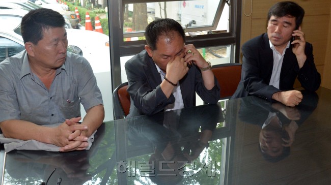 개성공단 협상이 끝내 결렬된 가운데 개성공단 입주기업 대표들이 26일 오전 통일부 관계자를 만나기 위해 정부 서울청사 민원실에서 기다리고 있다.<br />김명섭 기자 msiron@heraldcorp.com
개성공단 협상이 끝내 결렬된 가운데 개성공단 입주기업 대표들이 26일 오전 통일부 관계자를 만나기 위해 정부 서울청사 민원실에서 기다리고 있다.
김명섭 기자 msiron@heraldcorp.com
개성공단 협상이 끝내 결렬된 가운데 개성공단 입주기업 대표들이 26일 오전 통일부 관계자를 만나기 위해 정부 서울청사 민원실에서 기다리고 있다.
김명섭 기자 msiron@heraldcorp.com