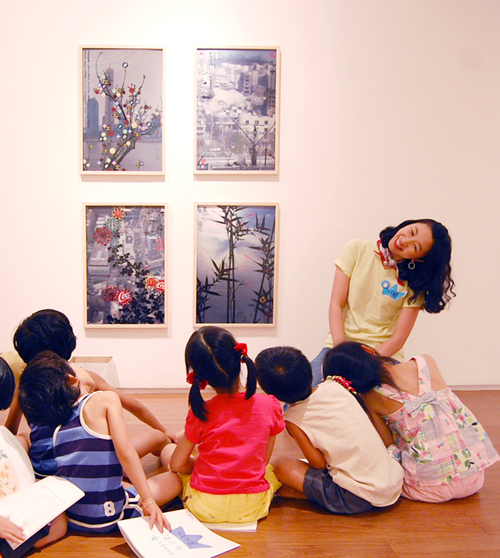 Kids participate in a children’s program at the 2010 Korean painting exhibition “Muk-jji-bba 2 (a variation of rock, paper, scissors)” at the Hello Museum in Yeoksam-dong, southern Seoul.   Hello Museum
