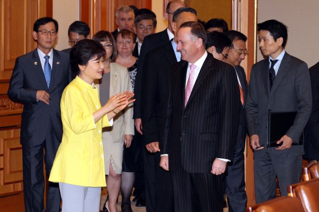 President Park Geun-hye meets New Zealand Prime Minister John Key before their summit at Cheong Wa Dae on Friday.   Chung Hee-cho/The Korea Herald