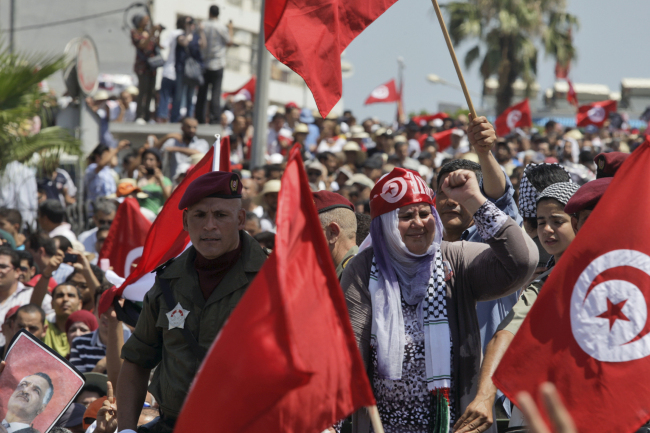 Tunisian opposition politician Mohammed Brahmi’s widow Mbarka (center) reacts during the funerals of her husband at Jallez Cemetery in Tunis on Saturday.   AP-Yonhap News
