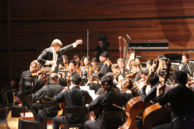 Conductor Sasha Makila leads the GMMFS Orchestra and The National Chorus of Korea in a performance at Alpensia Music Tent in Pyeongchang, Gangwon Province, Saturday. GMMFS
