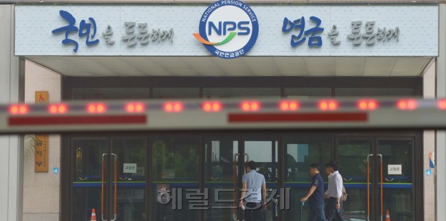 국민연금이 올 들어 대기업 총수를 대상으로 반대 의결권 행사가 잦아지면서 재계가 긴장하고 있다. 국민연금의 의결권 행사와 맞물려 주주권 강화 움직임마저 보이면서, 향후 국민연금이 지분을 가진 주요 기업의 주주총회에서 어떤 의사결정을 내릴지 관심이 모아지고 있다.  김명섭 기자/msiron@heraldm.com
국민연금<br />김명섭 기자 msiron@heraldcorp.com