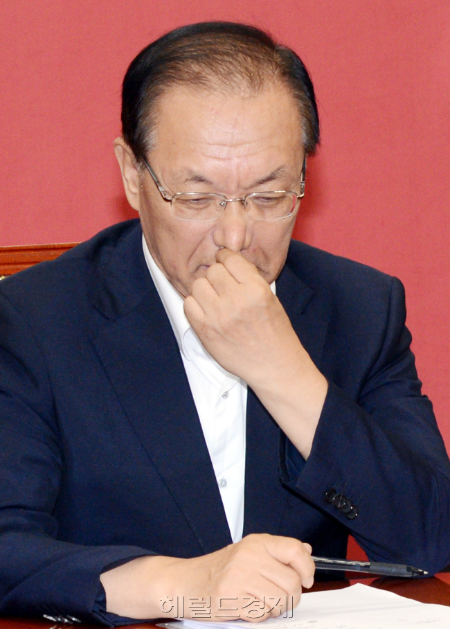 새누리당 황우여 새누리당 대표가 29일 오전 국회에서 열린 최고위원회의에서  생각에 잠겨 있다. 박현구 기자phko@heraldcorp.com