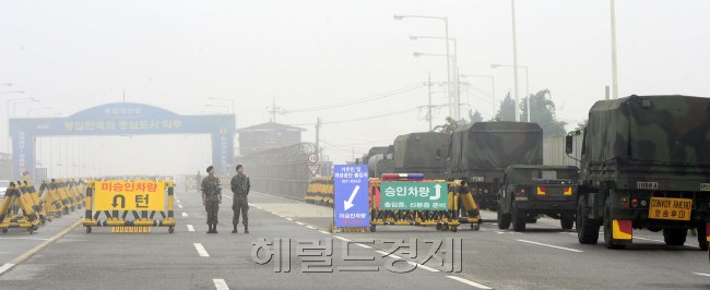 정부가 지난 28일 북한에 '마지막 개성공단 회담'을 제안 한 가운데 29일 오전 경기도 파주시 통일대교가 안개에 쌓여 적막감이 흐르고 있다. 파주=박해묵 기자/mook@heraldcorp.com