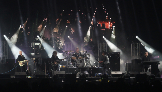 The Cure performs at the Ansan Valley Rock Festival in Ansan, Gyeonggi Province, Friday. CJ E&M