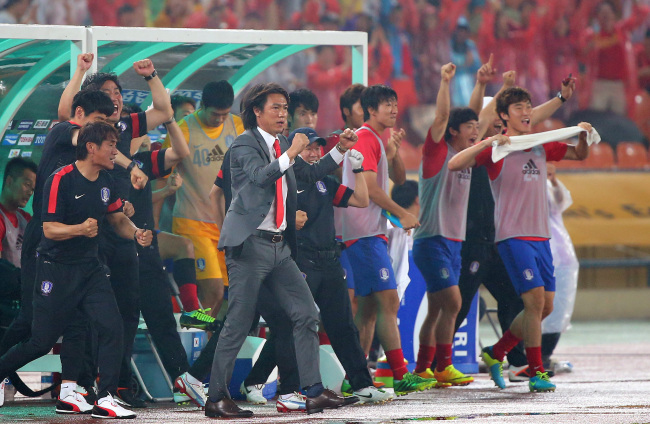 Korea’s head coach Hong Myung-bo (center) was without his Europe-based players for the East Asian Cup.   Yonhap News