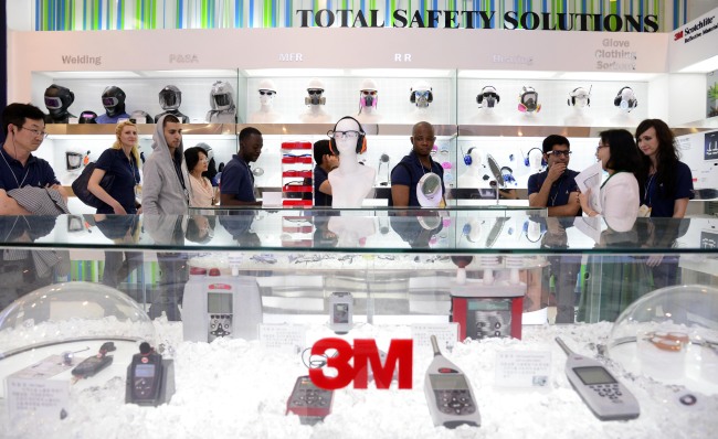 A group of foreign students looks around the innovation center of 3M Korea in Hwaseong, Gyeonggi Province. The tour was organized by Invest Korea under the Korea Trade-Investment Promotion Agency.    Park Hae-mook/The Korea Herald