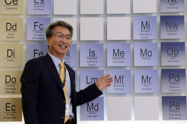 Kim Chi-deuk, vice president of 3M Korea and head of 3M Innovation Center, speaks to visitors.    Park Hae-mook/The Korea Herald