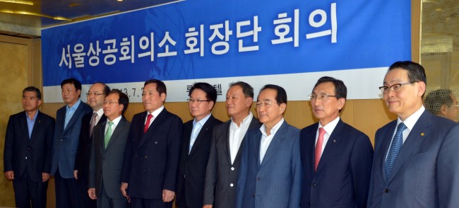 A group of vice chairmen of Seoul Chamber of Commerce and Industry poses after recommending Doosan Group chairman Park Yong-maan to head the chamber at a meeting in Seoul on Monday.   Kim Myung-sub/The Korea Herald