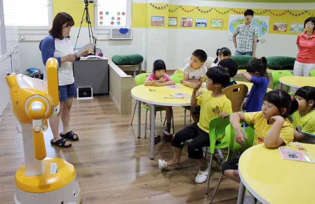 Young children study English at an elementary school in Sejong City. Yonhap News