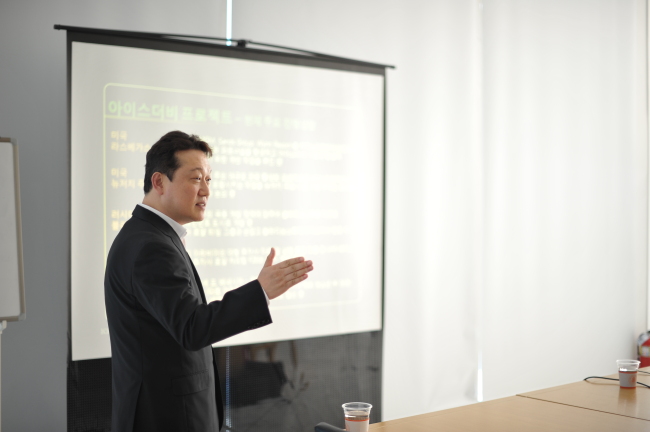 Hyun Do-joung, CEO of Icederby International, speaks about his company’s project to launch skating races on which people may bet in Las Vegas, Nevada, and Vladivostok, Russia, in a press conference at the company’s office in Seoul on Monday.   Icederby International